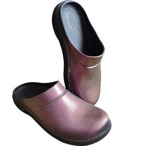 Oofos Cabernet Women's 10 Purple Metallic Luxe OOCloog Clogs